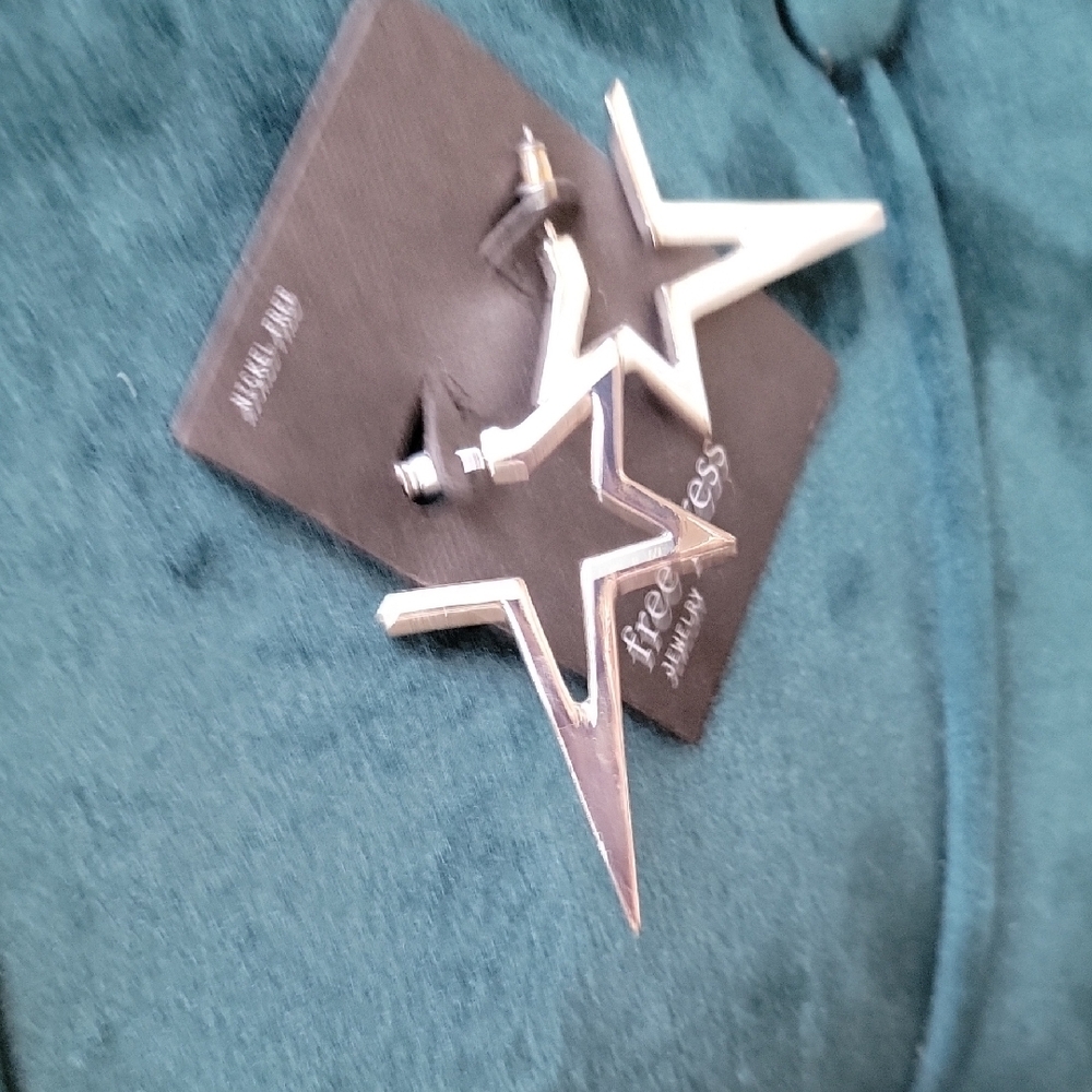 Free Press Silver Star Earrings - Picture 6 of 12